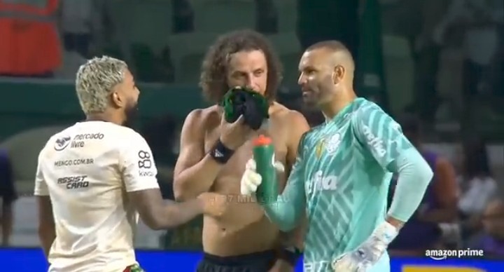 EdsonVi63573428's tweet photo. @PabloRaphaelRUA Não foi só ele. David Luiz tb trocou. E tb resenhou com jogador adversário. https://t.co/LDrIMbrynB