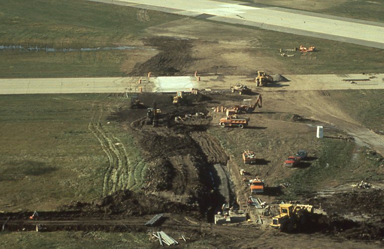 DTWeetin's tweet photo. On this #ThrowbackThursday, we look back at construction projects at Detroit Metro Airport from 1990.
#flyDTW https://t.co/GNcYAHRzoe