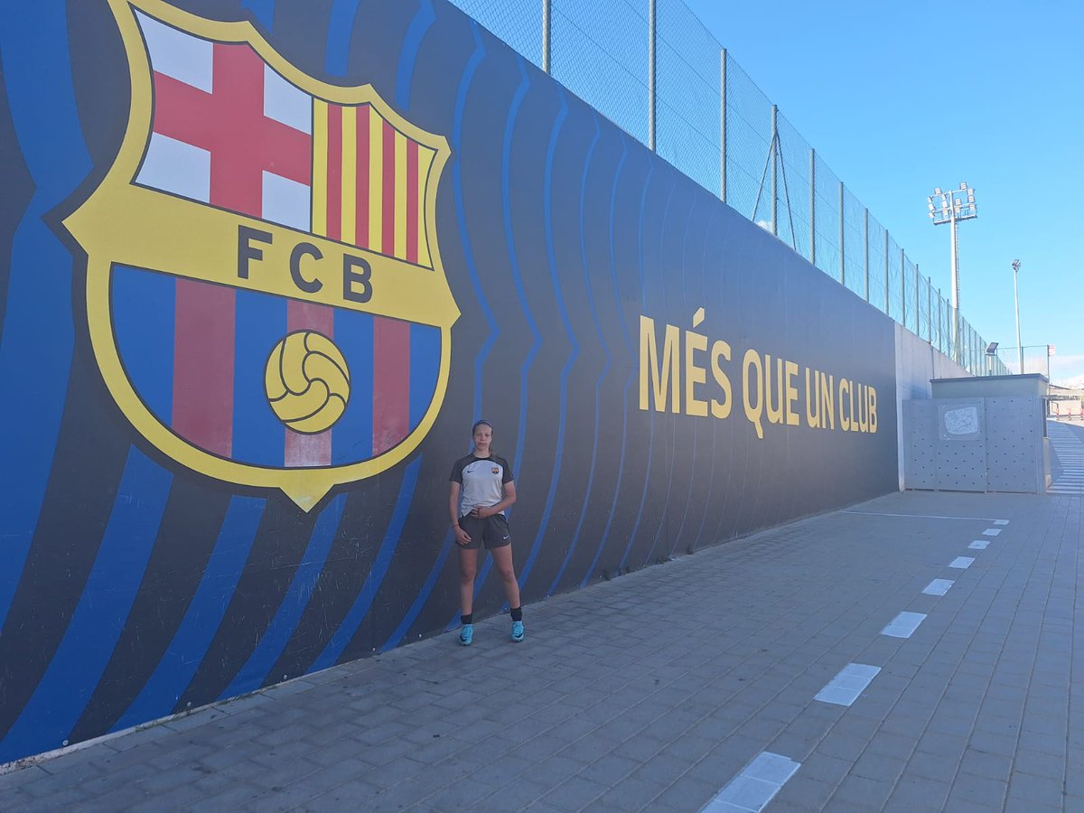 cdsalamancaff's tweet photo. 🔴🔵 La futbolista Daniela López, formada en nuestro club, llegando a debutar la temporada pasada en el primer equipo y siendo internacional con la Selección Española Sub15, ha fichado por el juvenil del FC Barcelona. 

(1/2) https://t.co/UfVOoC4HkM