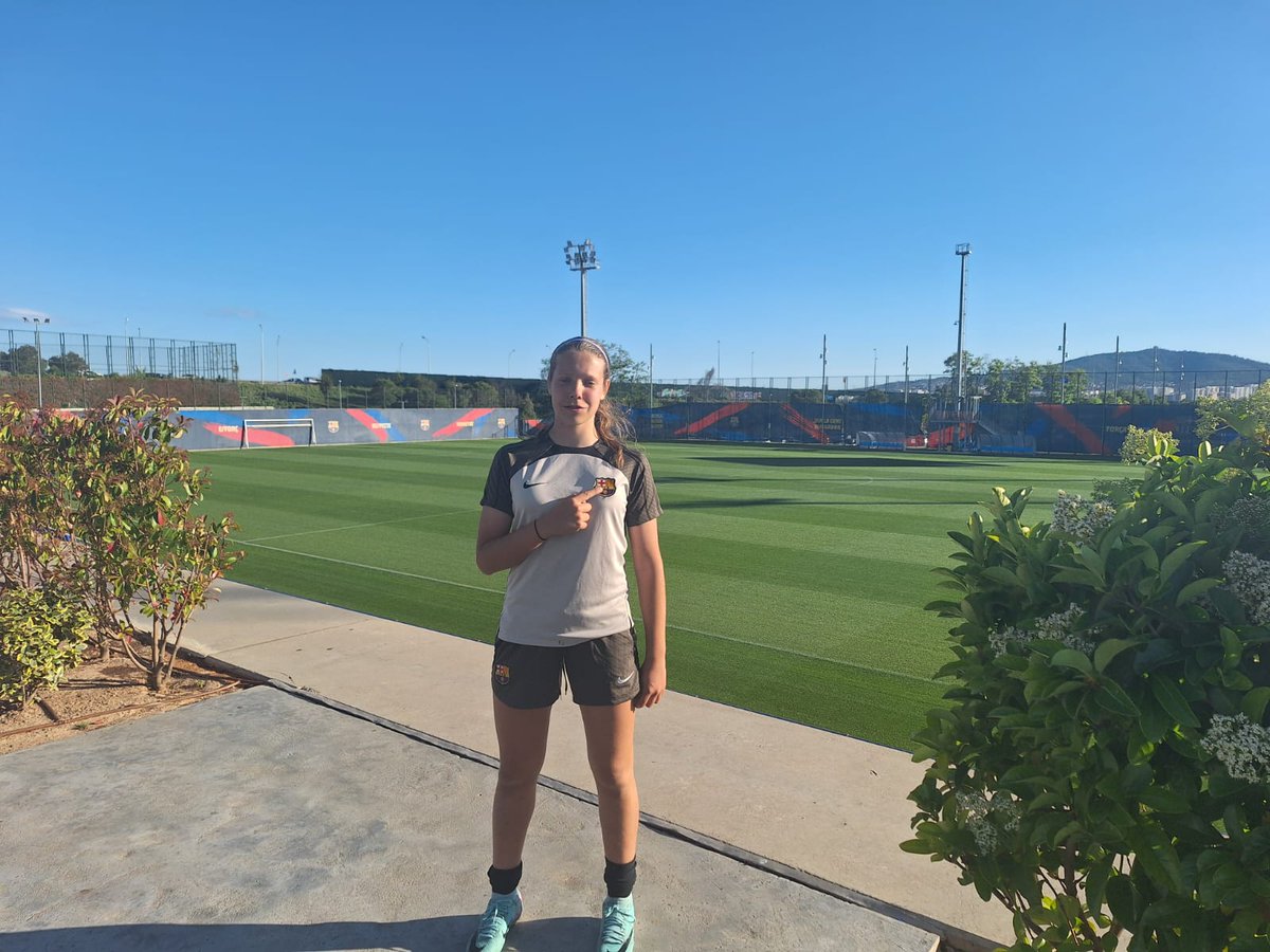 cdsalamancaff's tweet photo. 🔴🔵 La futbolista Daniela López, formada en nuestro club, llegando a debutar la temporada pasada en el primer equipo y siendo internacional con la Selección Española Sub15, ha fichado por el juvenil del FC Barcelona. 

(1/2) https://t.co/UfVOoC4HkM