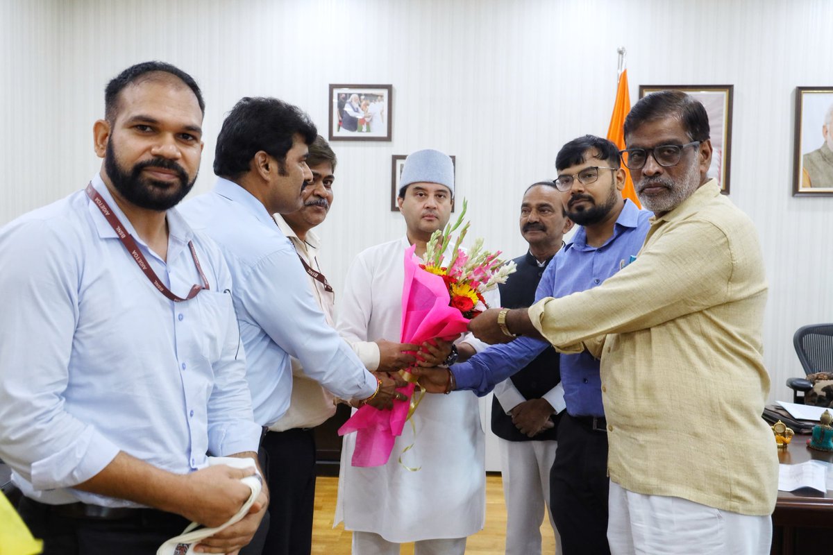 aigetoachq's tweet photo. AIGETOA CHQ Team meets Hon'ble MoC: 

Meeting of Team AIGETOA and BTEU with Hon'ble MoC held today. Hon'ble MP from Telangana Shri Eatala Rajender Ji and BMS National Secretary Shri Ramnath Ganeshe Ji were also present. Discussions held on long pending HR issues including issue of standard pay scales of E2-E3, 3rd PRC, Pending Promotions across all cadres, 30 Percent SAB, Revision of TA/DA/Allowances and Pension Revision etc. As directed,  issue wise details were submitted to Hon'ble MoC. Hon'ble MoC assured for his intervention in settling out the long pending HR issues. GS AIGETOA conveyed that all employees are standing firmly for the growth and development of @BSNLCorporate  including the expeditious roll out of #BSNL4G. At the same time, we highlighted that employees of #BSNL despite their commitment and dedication to the cause of the nation have been deprived of their basic issues of Pay, Pension and Promotions and requested for his blessings on setting the pending issues. Team AIGETOA/BTEU also presented Hon'ble MoC with Shawl, Bouquet and Momento.

Details of the meeting and Photographs follow once we receive the same from office of Hon'ble MoC.

@GSAIGETOA 
@VirabhadraRaoG
@BMSkendra 
@BmsJagadish 
@gsbteubsnl