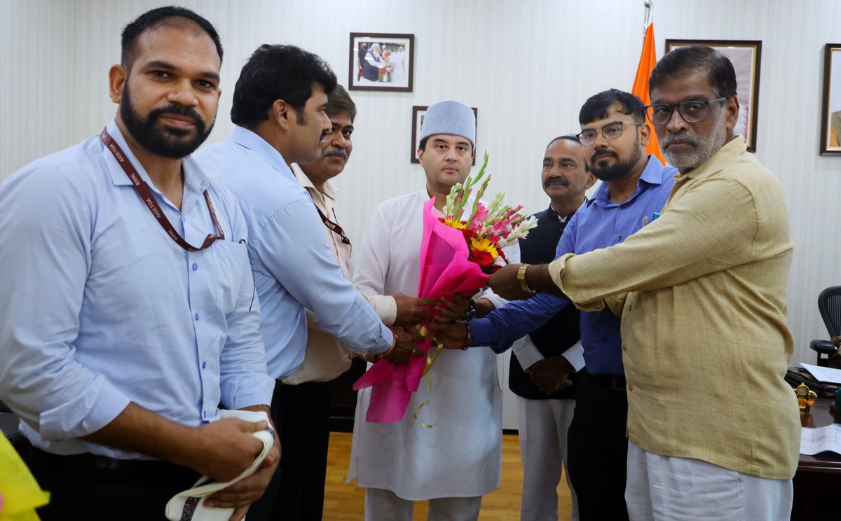 aigetoachq's tweet photo. AIGETOA CHQ Team meets Hon'ble MoC: 

Meeting of Team AIGETOA and BTEU with Hon'ble MoC held today. Hon'ble MP from Telangana Shri Eatala Rajender Ji and BMS National Secretary Shri Ramnath Ganeshe Ji were also present. Discussions held on long pending HR issues including issue of standard pay scales of E2-E3, 3rd PRC, Pending Promotions across all cadres, 30 Percent SAB, Revision of TA/DA/Allowances and Pension Revision etc. As directed,  issue wise details were submitted to Hon'ble MoC. Hon'ble MoC assured for his intervention in settling out the long pending HR issues. GS AIGETOA conveyed that all employees are standing firmly for the growth and development of @BSNLCorporate  including the expeditious roll out of #BSNL4G. At the same time, we highlighted that employees of #BSNL despite their commitment and dedication to the cause of the nation have been deprived of their basic issues of Pay, Pension and Promotions and requested for his blessings on setting the pending issues. Team AIGETOA/BTEU also presented Hon'ble MoC with Shawl, Bouquet and Momento.

Details of the meeting and Photographs follow once we receive the same from office of Hon'ble MoC.

@GSAIGETOA 
@VirabhadraRaoG
@BMSkendra 
@BmsJagadish 
@gsbteubsnl