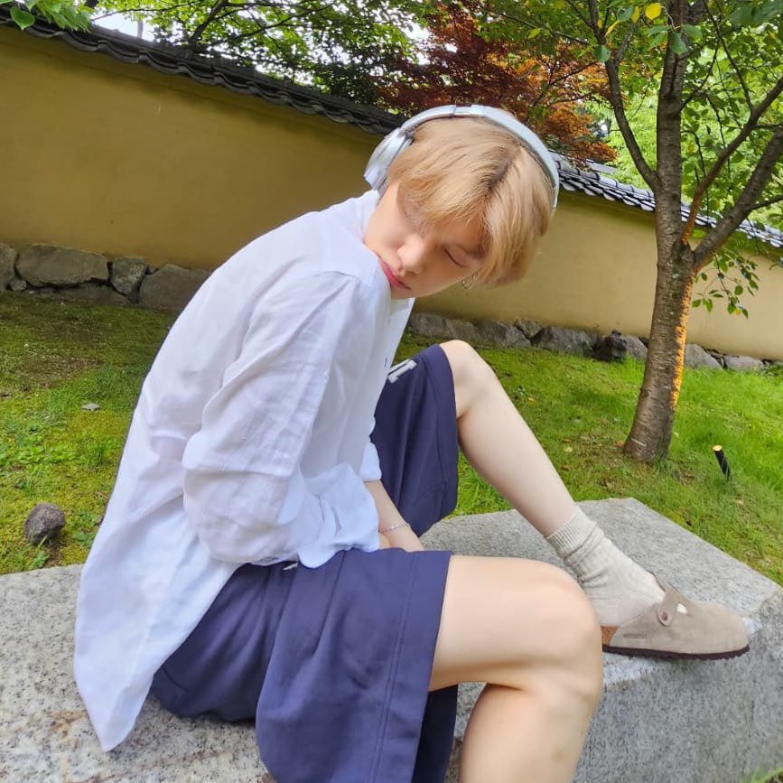 yeonjun making me want to buy bose headphones he makes everything look so cool