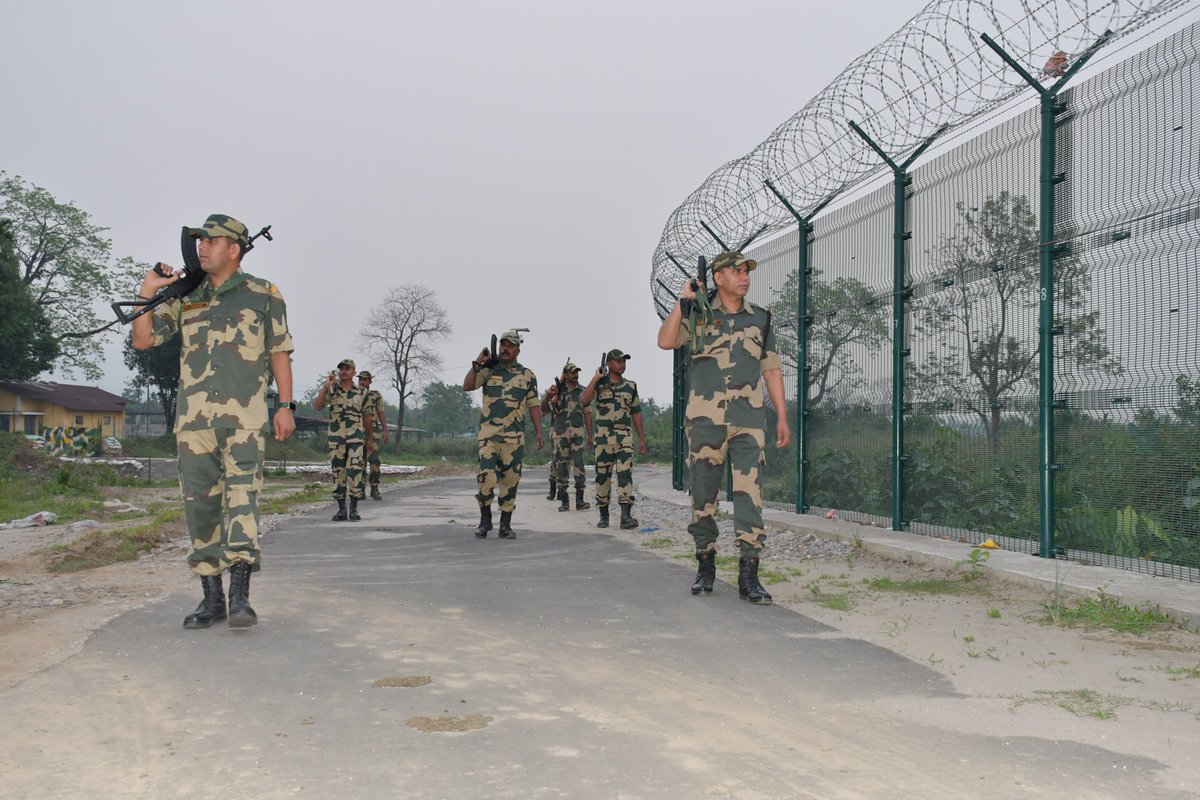 Banerjee1Sourav's tweet photo. Salute to our #BSF heroes for successfully preventing an infiltration of over 1000 individuals at the #IndoBangladeshBorder.
Security first!
#SaveBangladeshiHindus #AllEyesonBangladeshHindus #BSFinAction #BangaldeshUnderAttack #Phogat_Vinesh #Olympics https://t.co/8QgeviTsZ4