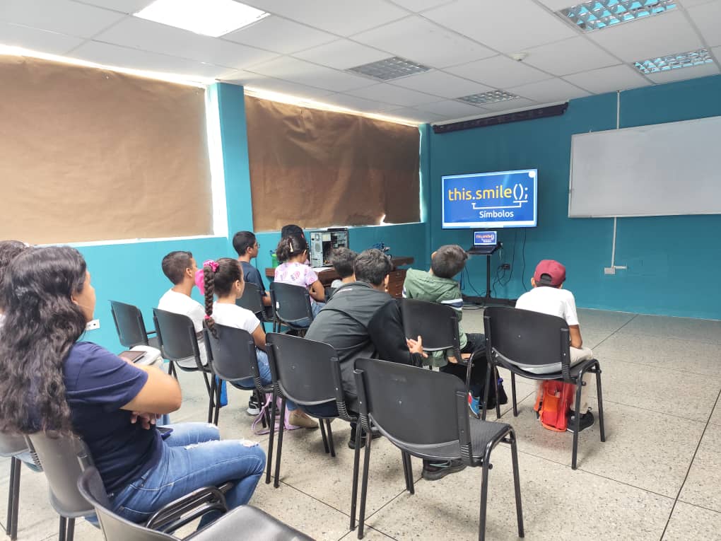 VFlorelix's tweet photo. “Arquitectura del computador y robótica educativa” Fue el tema desarrollado desde @Fundaciteyara en la que un grupo de niños se hace de este conocimiento para desarrollar sus habilidades STEM, @iyaracuy presente con @Chkhaki

#PuebloSonrienteYEnPaz
¡Vamos!
@Gabrielasjr https://t.co/SRV74lbH0M