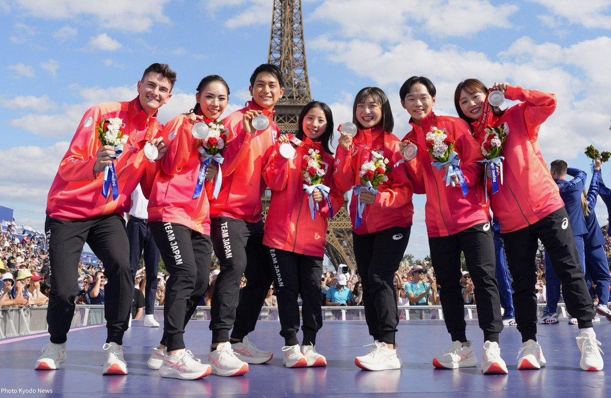 TeamJapan's tweet photo. 𝐌𝐎𝐌𝐄𝐍𝐓📷🎞️

#北京2022 #オリンピック 
#フィギュアスケート 団体 #銀メダル  

2年半越しのメダル授与式で夏のパリに大集結⛸️

@skatingjapan
#パリ2024 #オリンピック   
#TEAMJAPAN  #一歩踏み出す勇気を #がんばれニッポン https://t.co/fxmzxHvaQc
