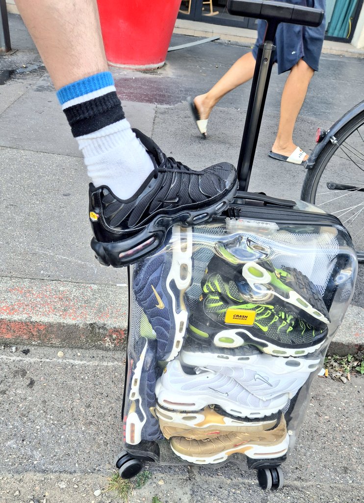 FKcashmaster's tweet photo. 🛄 Valise de Boss... #niketn #niketuned #cashmaster #findom #findomfr https://t.co/iNVlOs8HTK
