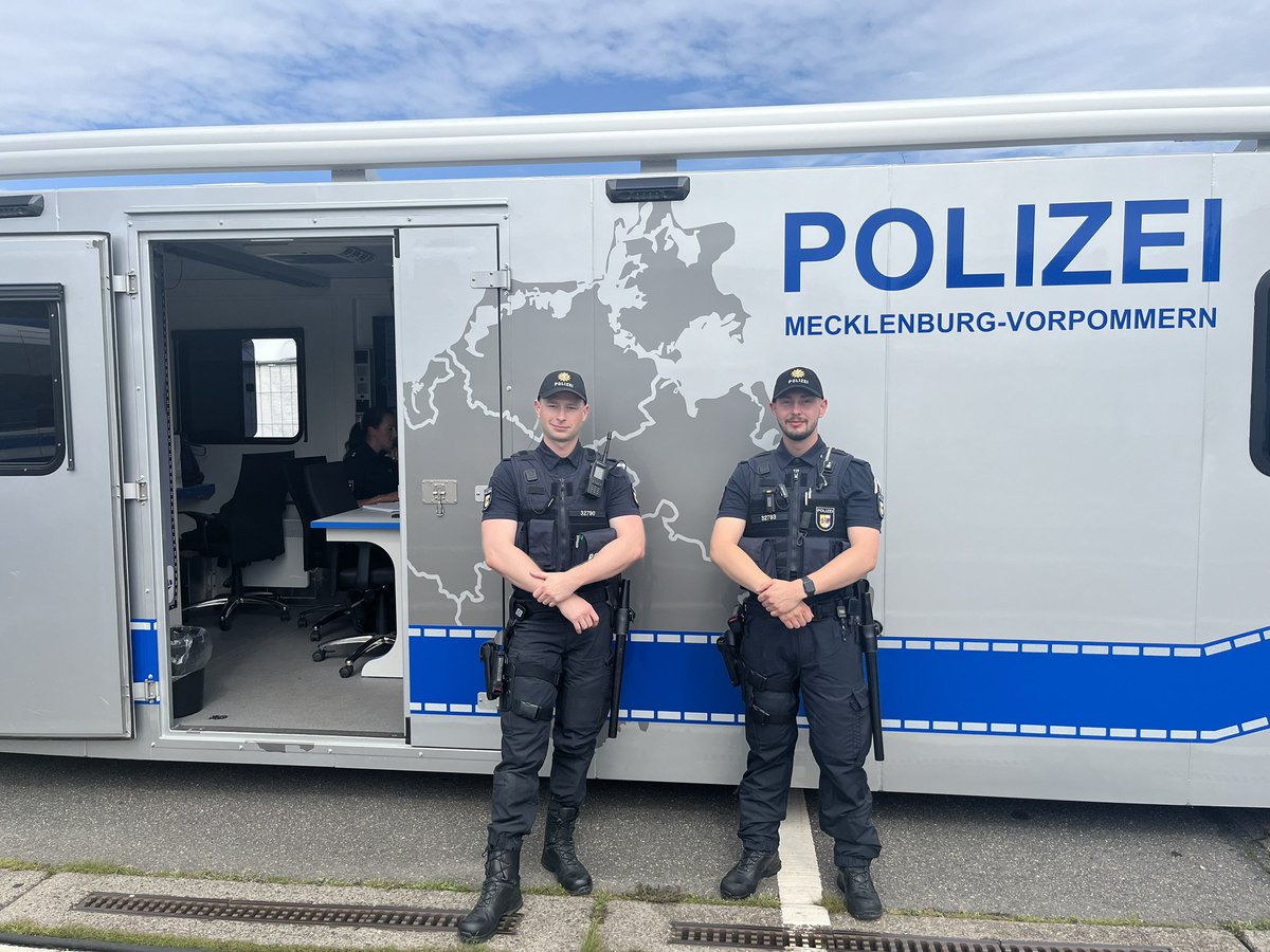 Polizei_MV's tweet photo. Wir sind für euch da
Ihr benötigt #Hilfe, habt etwas #gefunden oder #verloren? Die Mobile Wache 👮♀️👮♂️ findet ihr in diesem Jahr am Stadthafen auf dem Parkplatz Am Kabutzenhof in der Nähe des #CircusFantasia
In Notfällen ruft die 110
#PolizeiHRO #PolizeiMV #HanseSail2024 https://t.co/lL7muAdepU