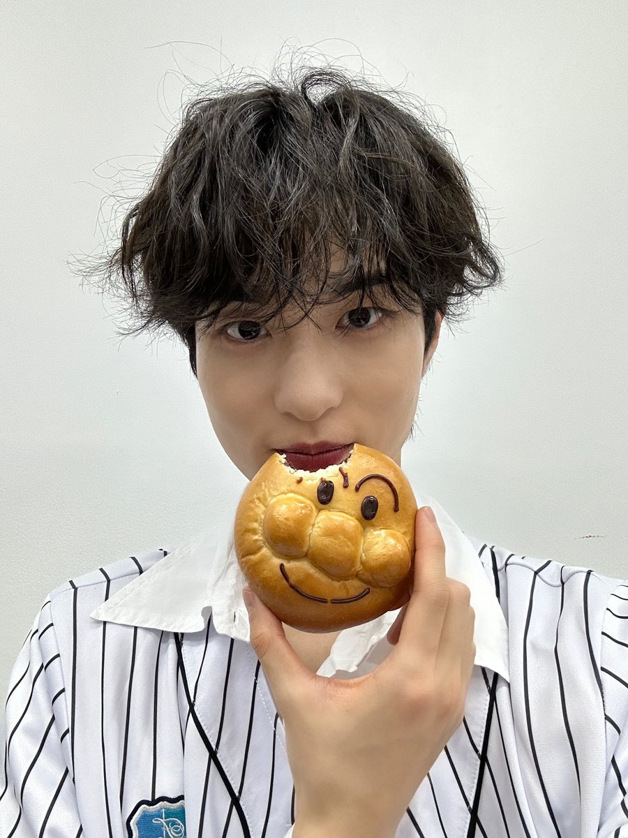 fantasyboys_mem's tweet photo. [#김우석] 

조금 닮았나..? 
호빵맨이 머리를 나눠 줬어요
고마웡~

#FANTASYBOYS #판타지보이즈
#KIMWOOSEOK https://t.co/EHZuxVLH9e