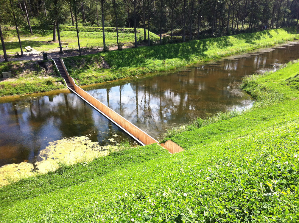 arroyoslibres's tweet image. El Moses bridge (Puente de Moisés), es una obra de 2011, creada en el canal Fort de Roovere (en  Bergen op Zoom), en Países Bajos.
El canal está situado en una zona limítrofe con Bélgica, y fue parte de una linea defensiva de fosos y presas.
#holanda #puente #moises #escalera