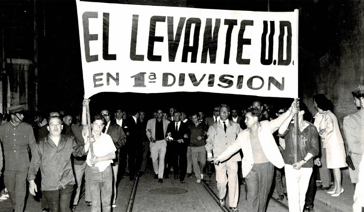 DelegacioPenyes's tweet photo. Més de 10.000 accionistes hem sigut cridats a l'ampliació de capital del Llevant. Com vols ser recordat?
Nosaltres ho tenim clar: com les grans generacions de nostra història.
Passa a l'acció i #SaveLlevant
Pots comprar les accions online amb targeta 👇 https://t.co/brcJeuJF2w https://t.co/fIymVi75LL