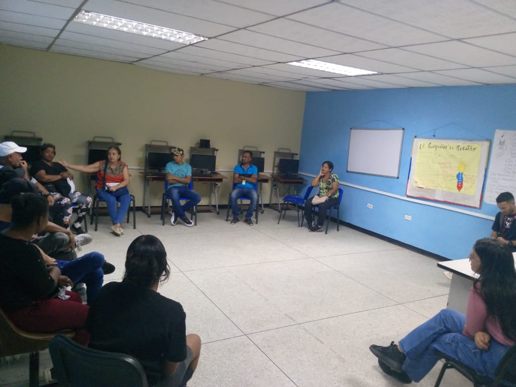 YAR24Us's tweet photo. Los espacios de @YAR18B fueron escenario ṕara que la comunidad debatiera sobre la coyuntura actual, y como tema principal estuvo las recientes elecciones presidenciales en nuestro país.

#PuebloSonrienteYEnPaz
¡Vamos!
@Gabrielasjr
@LarosaInfove
@InfocentroOce https://t.co/hU9y7QH51K