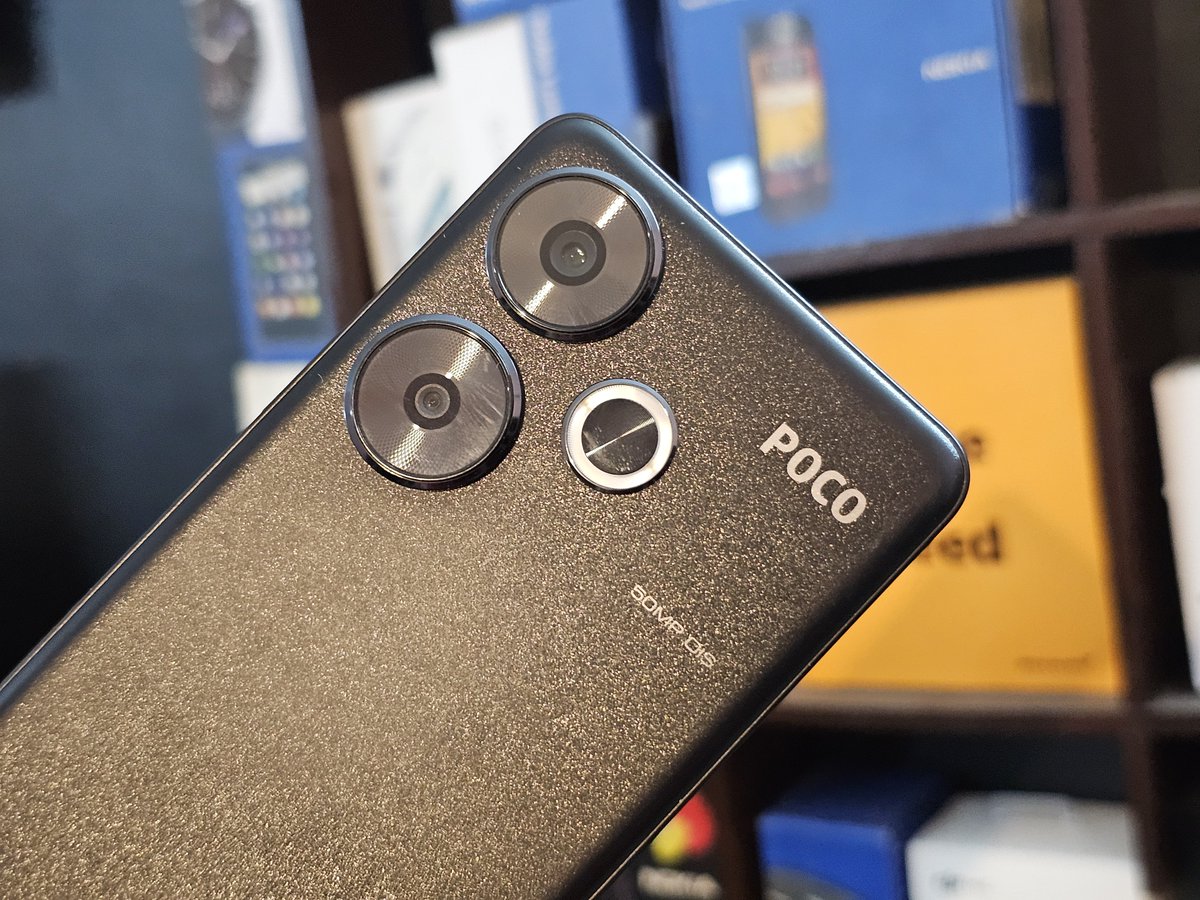 Siva_Bharani's tweet image. This phone 📱 
#pocoF6
Good in this budget 
Customisation via hyper OS is good
Inspite of staying warm at times while using apps with mobile data on and being plastic build, I still prefer this phone 😅
My mind keeps asking me 
Ada Yen da 🙄
Performance thaarumaru
Any F6 users?