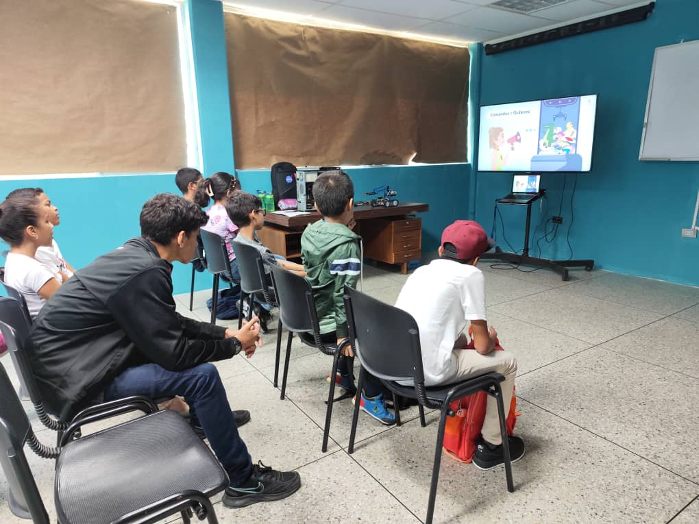YAR24Us's tweet photo. “Arquitectura del computador y robótica educativa” Fue el tema desarrollado desde @Fundaciteyara en la que un grupo de niños se hace de este conocimiento para desarrollar sus habilidades STEM, @iyaracuy presente con @Chkhaki

#PuebloSonrienteYEnPaz
¡Vamos!
@Gabrielasjr https://t.co/8EADyTSmvI