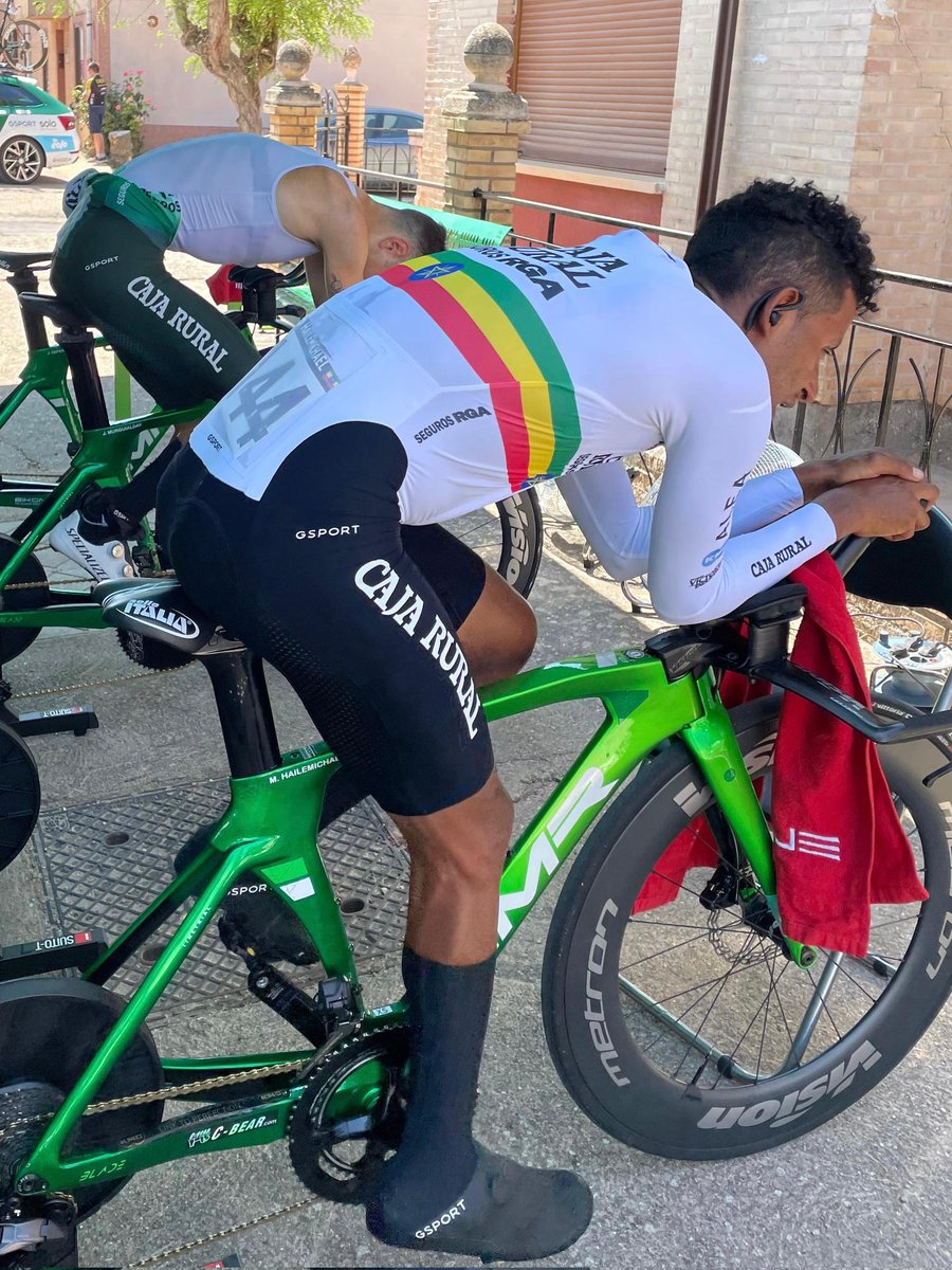 #VueltaBurgos Día de estreno para <a href="/KinfeMulu/">Mulu Kinfe hailemichael</a>, que utiliza por primera vez en carrera el maillot de campeón de Etiopía contra el crono diseñado por GSport 🇪🇹

#SúmateAlVerde 💚