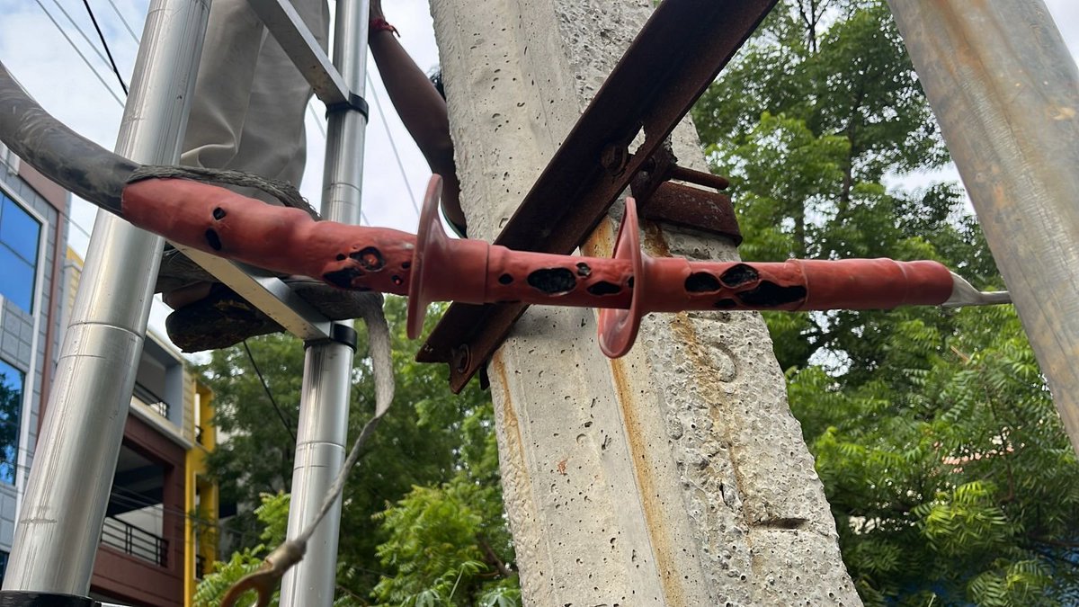 se_op_cybercity's tweet photo. Power interruption on 11KV Vasanth nagar feeder emanating from 33/11KV JNTU sub-station for replacement of failed End Kit. Power supply will be restored shortly. Inconvenience regretted. @tgspdcl https://t.co/e5IsZf5H09