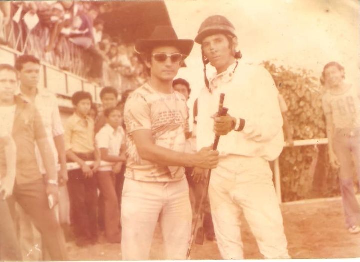 Morris Valbuena en una de sus Visitas al Hipodromo Municipal de Ciudad Bolivar a mediado de los 70 .. Recibe el latigo obsequiado por el "Gocho" R.A Gonzalez.
