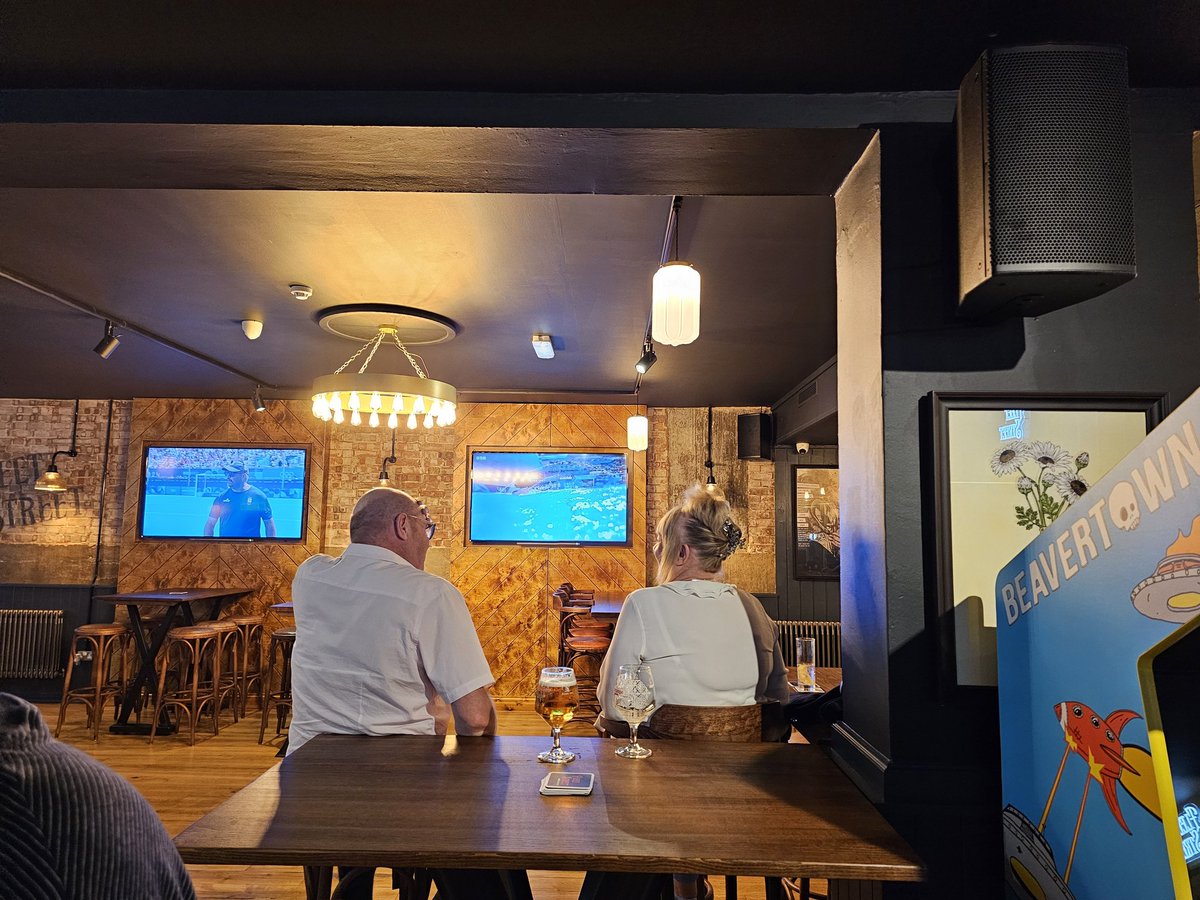 NEWCASTLECITYU1's tweet image. Welcome to bar 293. Welcome back Fleet Street. I see no karaoke or carnage so it's a step back. It's really nice inside £££££. A few tvs on the go with the Olympics on. #allthebars #nufc #gatesheadfc #f4f
