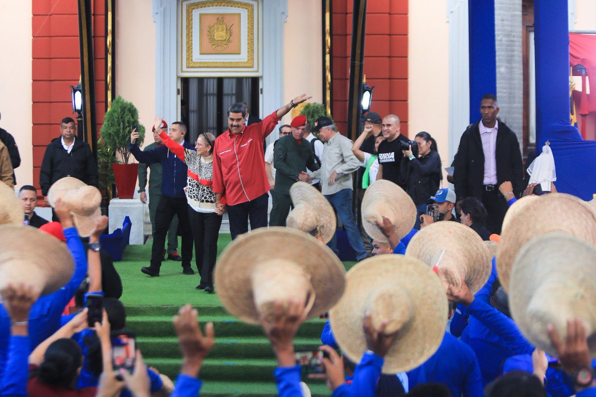 infocentrocar51's tweet photo. #8Ago
@PresidencialVen
Presidente @NicolasMaduro recibe en el Palacio de Miraflores la marcha del sector pesquero y agrícola. 
#PuebloSonrienteYEnPaz #CienciaParaLaVida #CienciaYTecnología #Infocentro
@Gabrielasjr @LaRosaInfoVE @brigadasCHCH @InfocentroOce @enunclicvlc https://t.co/7Xyq6sT225