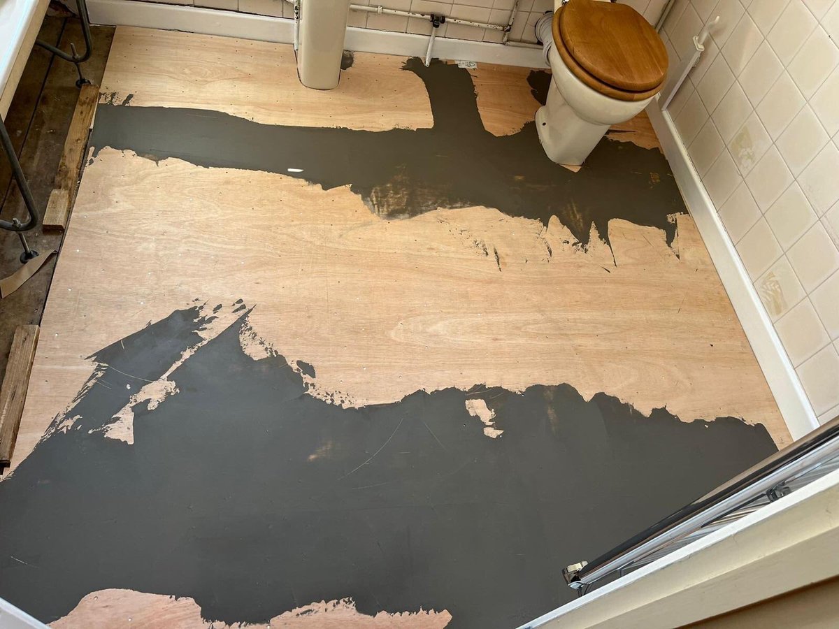 NBF_LTD's tweet photo. @KarndeanFloors heritage mont No:6, existing floorboards screwed and secured, 9mm ply a little planning to get the pattern centralised in the space in the space to give that satisfying centralised look 😍 UZIN S2000, bath panels removed trimmed and refitted we do it all! 💪 https://t.co/cKsWyxtn6P