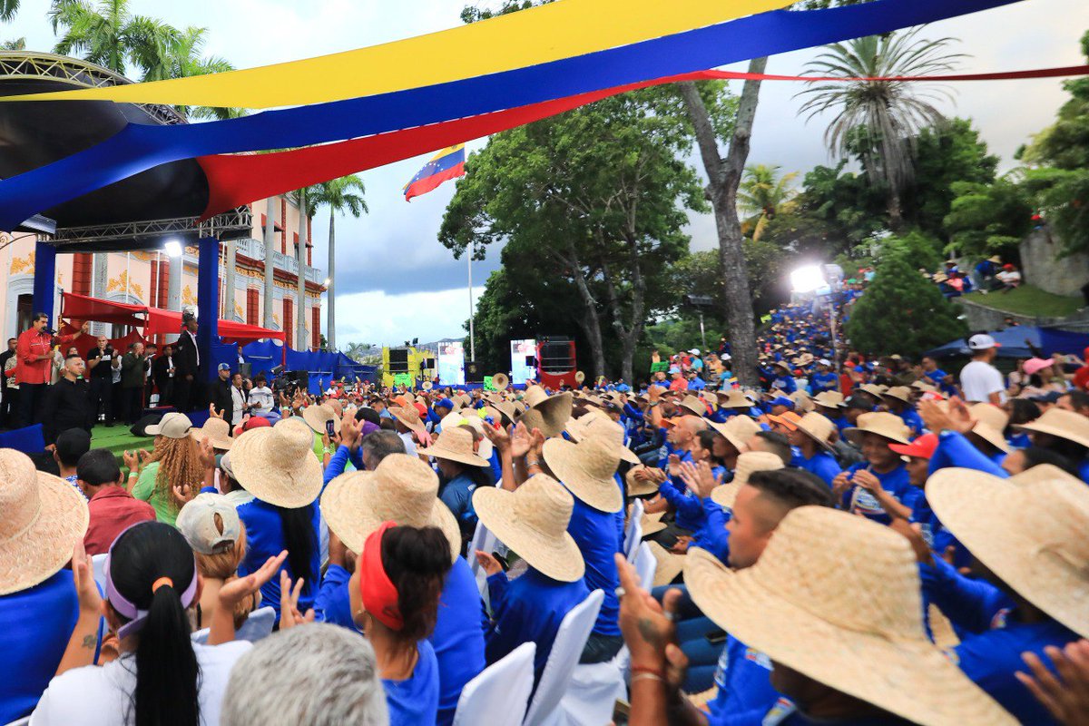 infocentrocar51's tweet photo. #8Ago
@PresidencialVen
Presidente @NicolasMaduro recibe en el Palacio de Miraflores la marcha del sector pesquero y agrícola. 
#PuebloSonrienteYEnPaz #CienciaParaLaVida #CienciaYTecnología #Infocentro
@Gabrielasjr @LaRosaInfoVE @brigadasCHCH @InfocentroOce @enunclicvlc https://t.co/M7Xpa2uNpM