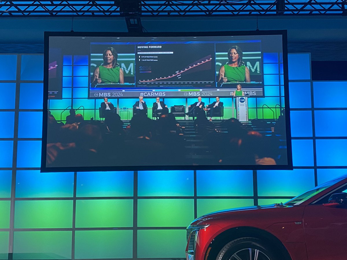 MikeWayland's tweet photo. Back at #CARMBS this morning. Coming up is Joe Hinrichs, CEO of CSX and former Ford exec. Students in attendance in the photo and media panel from yesterday. https://t.co/nZwiPexYio