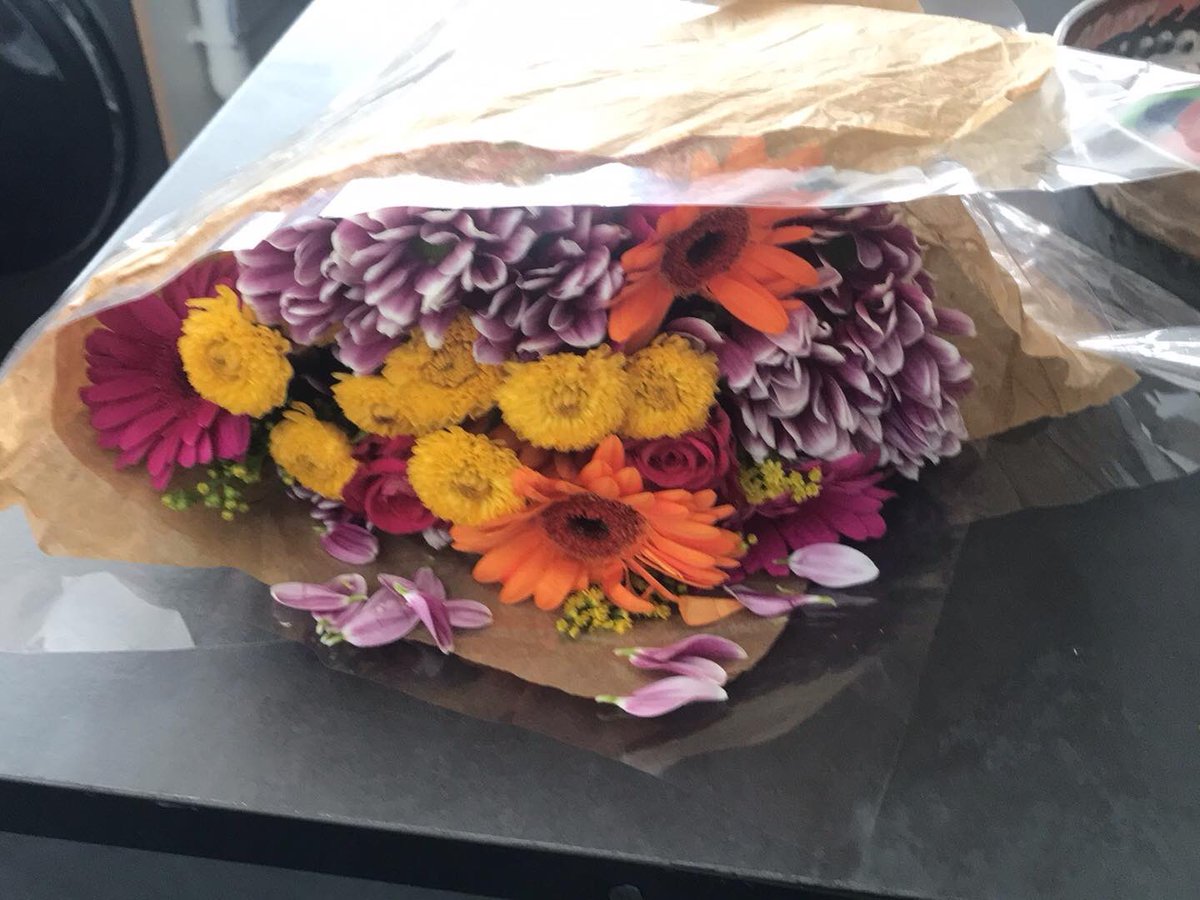 MissPuddles91's tweet photo. @efloristflowers very disappointed in your service, send the mother in law some flowers and not only did the box arrive damaged but the flowers are broken and falling apart. A lovely surprise has been ruined by your service. I have already sent a form online due to no contact no https://t.co/TamhzcdoBv
