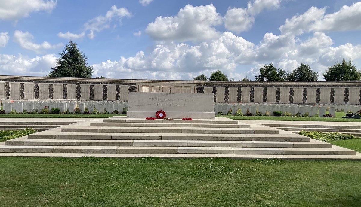 SchoorHenk's tweet photo. Bezoek aan Tine Cot Cemetery. Indrukwekkende gedenkplaats aan WOI rondom #passendale en #ieper 🇧🇪 Ongekende aantallen doden en vermisten op zo’n jonge leeftijd. Zo waar: Gelijk het gras is ons kortstondig leven…. R.I.P. 🙏🏻 https://t.co/Ifou2BlpOr