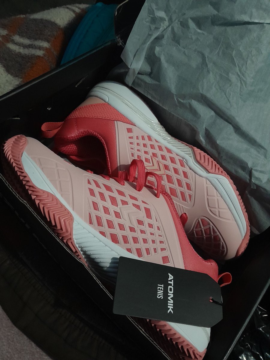 Daibarrera0's tweet photo. Un día cualquiera le dije:
-Me gustan estas zapas me las quiero comprar. 
Al otro día me las encargo y me las mando a mi casa🥺❤️‍🩹 https://t.co/h1Nm7UfXEF