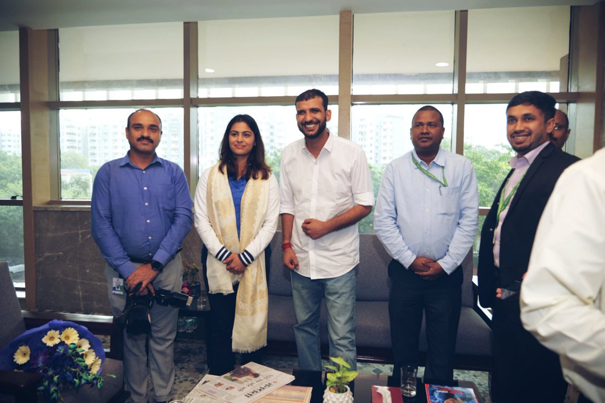 bhupenderc19's tweet image. Went to Gurudwara Sahib - Took @jayantrld Bhaiya's Blessings - Met Our Pride Olympic Medalist @realmanubhaker & Family.
A "Birthday" spent well 🥳