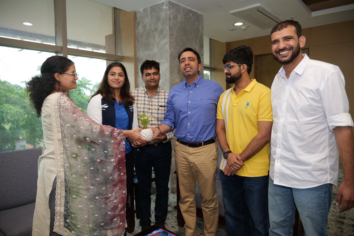 bhupenderc19's tweet image. Went to Gurudwara Sahib - Took @jayantrld Bhaiya's Blessings - Met Our Pride Olympic Medalist @realmanubhaker & Family.
A "Birthday" spent well 🥳