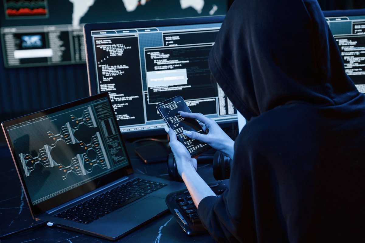 #desinformatie | 💻
Om de opinies van internetgebruikers te beïnvloeden worden soms gesofisticeerde instrumenten en technieken gebruikt: bots, manipulatie van algoritmes, nepaccounts...

🫵 Laat u niet manipuleren.

📲 belgium.be/nl/justitie/ve…