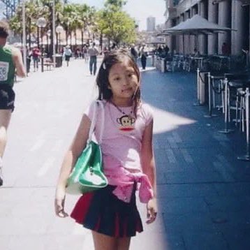 BLACKPINKBRASIL's tweet photo. A Jennie recriando a foto dela com a bolsa da Kipling 😂🤍

ETERNITY WITH BLACKPINK
#8YearsWithBLACKPINK 
#영원히_핑크빛일_블랙핑크_팔주년 https://t.co/LGdjHInKFN