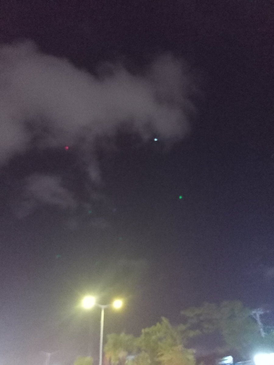 loudyriyadi's tweet photo. semeton semeton nyala nyala di langit bali itu layangan apa drone sih https://t.co/QLsaorISdA