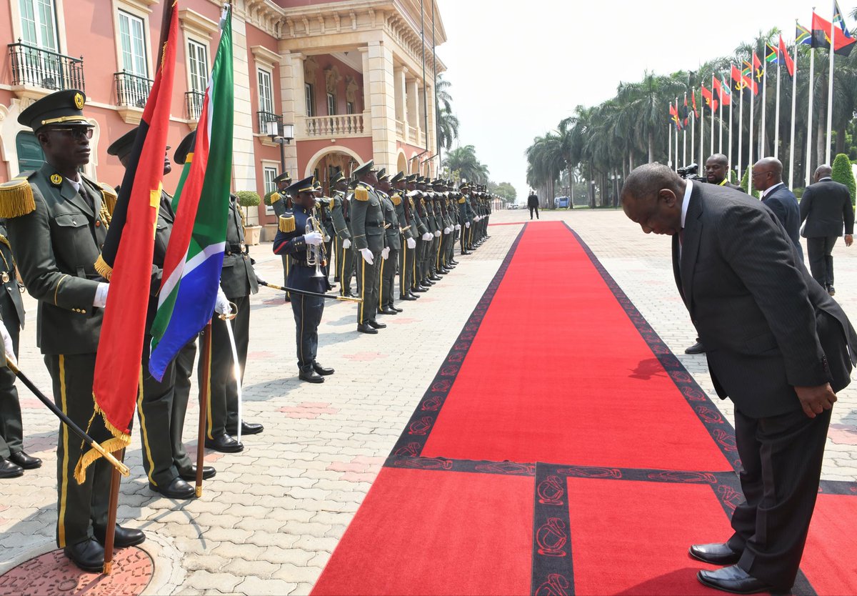 PresidencyZA's tweet photo. His Excellency President @CyrilRamaphosa arriving at the Presidential Palace in Luanda, Republic of Angola where he is received by President João Manuel Gonçalves Lourenço and conducted through the Silent Guard of Honour.

The President is in Luanda on a working visit as a guest of President Lourenço. The two Heads of State will reflect on the bilateral relationship between the two countries, who share very deep historical ties that are rooted in the liberation struggle against colonialism and apartheid. 

#BetterAfricaBetterWorld 🌍