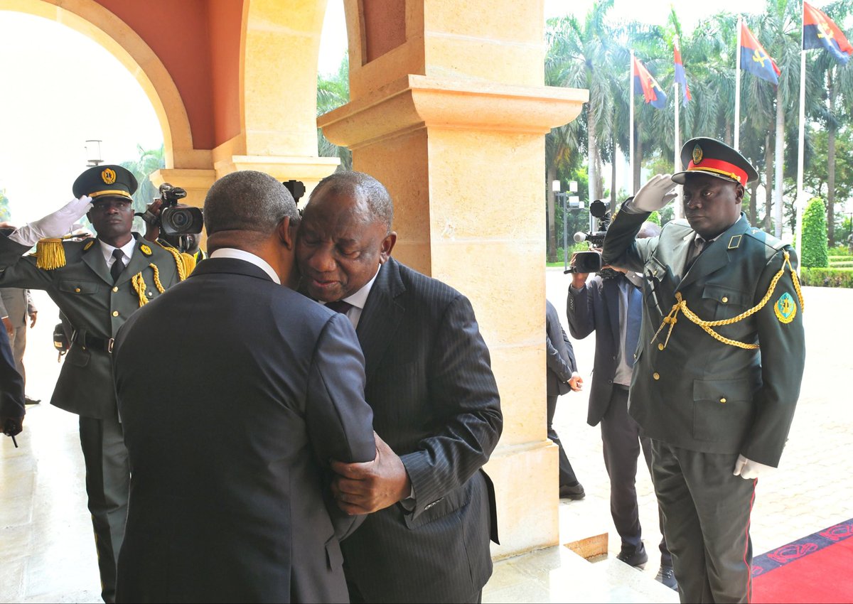 PresidencyZA's tweet photo. His Excellency President @CyrilRamaphosa arriving at the Presidential Palace in Luanda, Republic of Angola where he is received by President João Manuel Gonçalves Lourenço and conducted through the Silent Guard of Honour.

The President is in Luanda on a working visit as a guest of President Lourenço. The two Heads of State will reflect on the bilateral relationship between the two countries, who share very deep historical ties that are rooted in the liberation struggle against colonialism and apartheid. 

#BetterAfricaBetterWorld 🌍