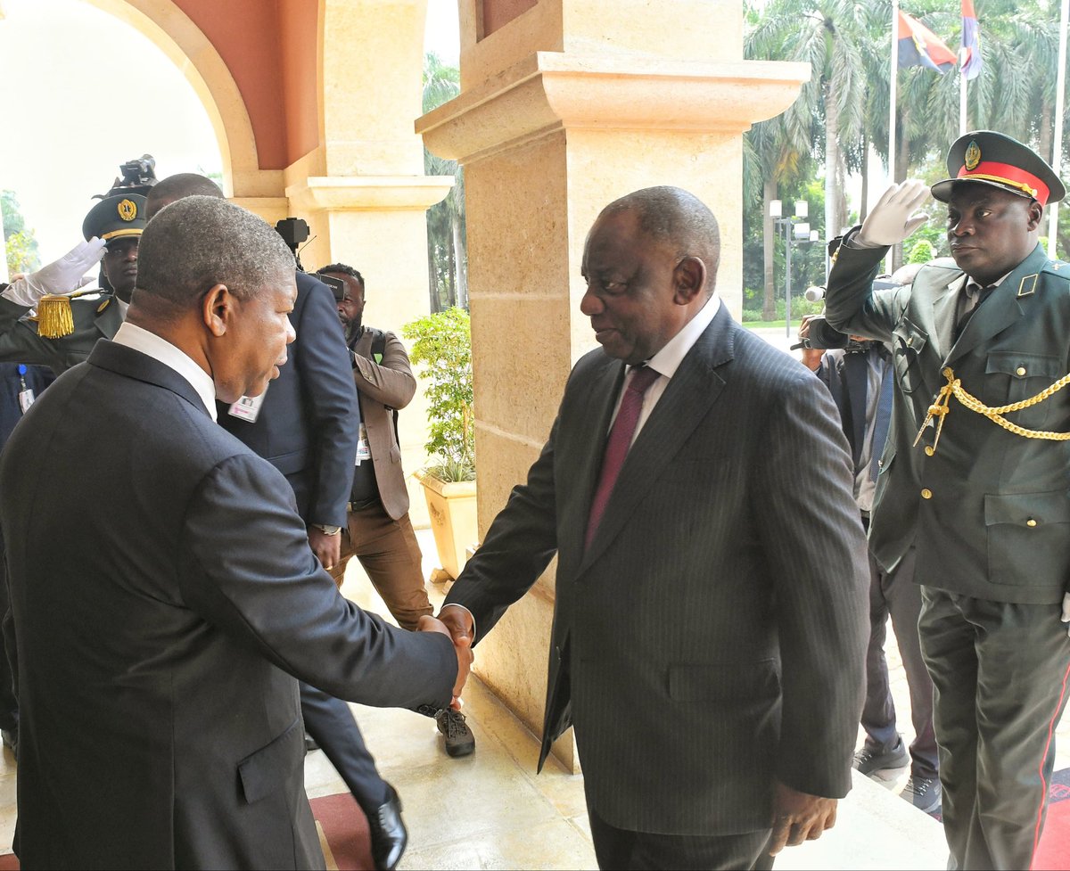 PresidencyZA's tweet photo. His Excellency President @CyrilRamaphosa arriving at the Presidential Palace in Luanda, Republic of Angola where he is received by President João Manuel Gonçalves Lourenço and conducted through the Silent Guard of Honour.

The President is in Luanda on a working visit as a guest of President Lourenço. The two Heads of State will reflect on the bilateral relationship between the two countries, who share very deep historical ties that are rooted in the liberation struggle against colonialism and apartheid. 

#BetterAfricaBetterWorld 🌍