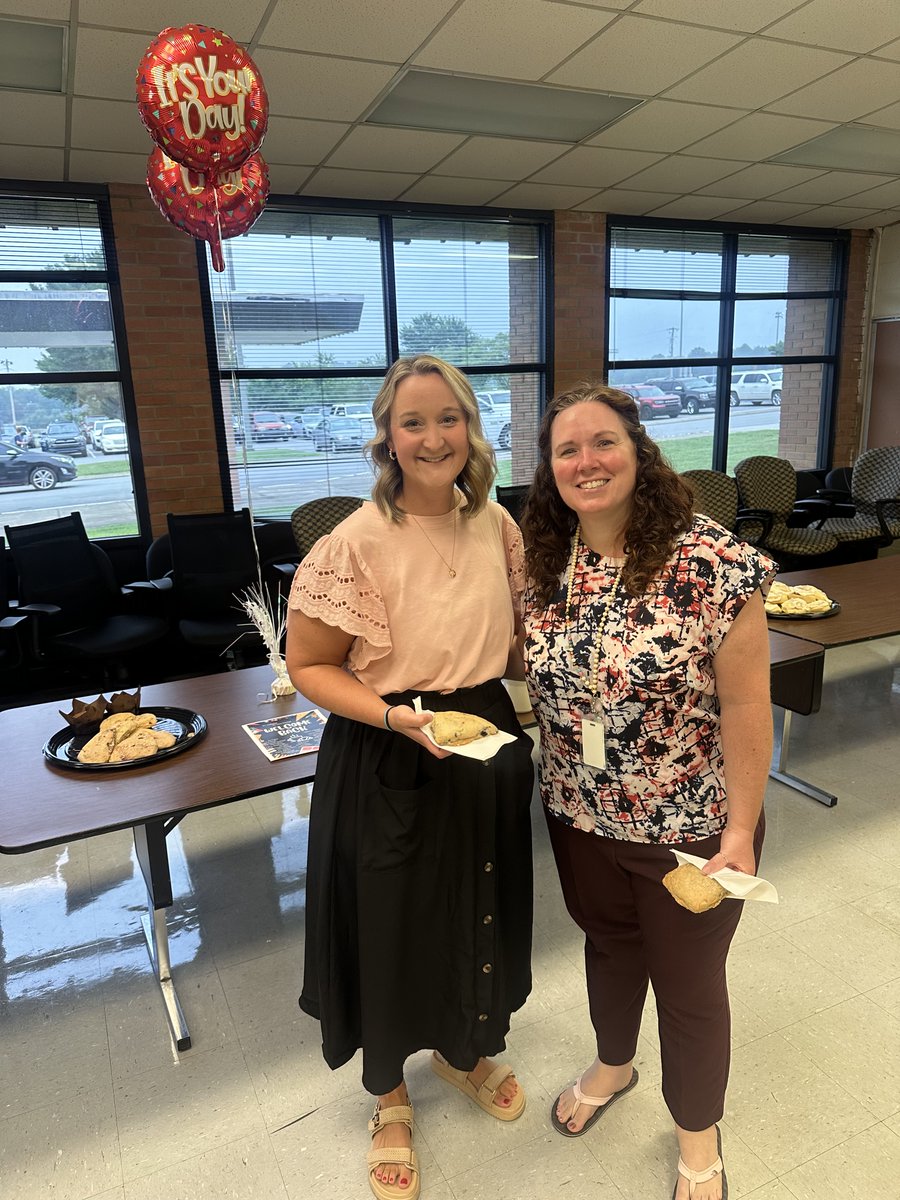 DCS_TN's tweet photo. Breakfast was delivered across the district to appreciate all of our educators! Tasty treats for all! What a great day in Dickson County! Part 1 #LeadingTeachingLearningTogether https://t.co/l0WxZPiO9F