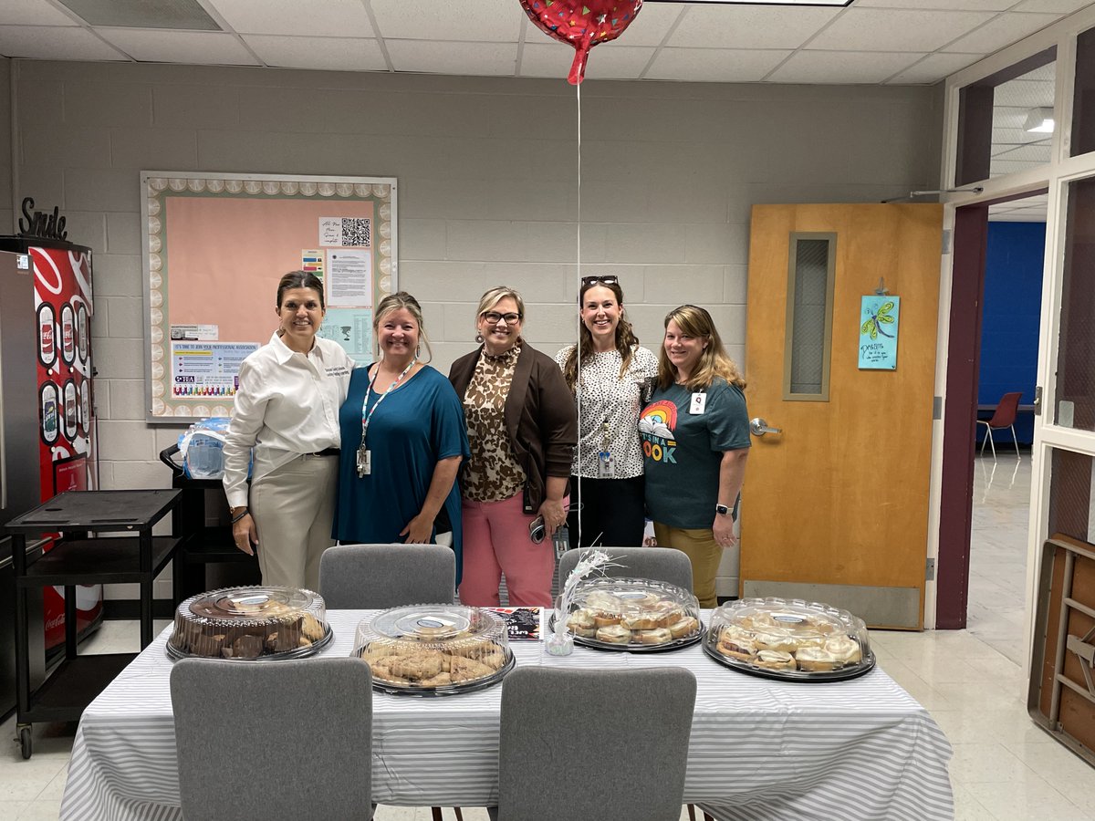 DCS_TN's tweet photo. Breakfast was delivered across the district to appreciate all of our educators! Tasty treats for all! What a great day in Dickson County! Part 1 #LeadingTeachingLearningTogether https://t.co/l0WxZPiO9F