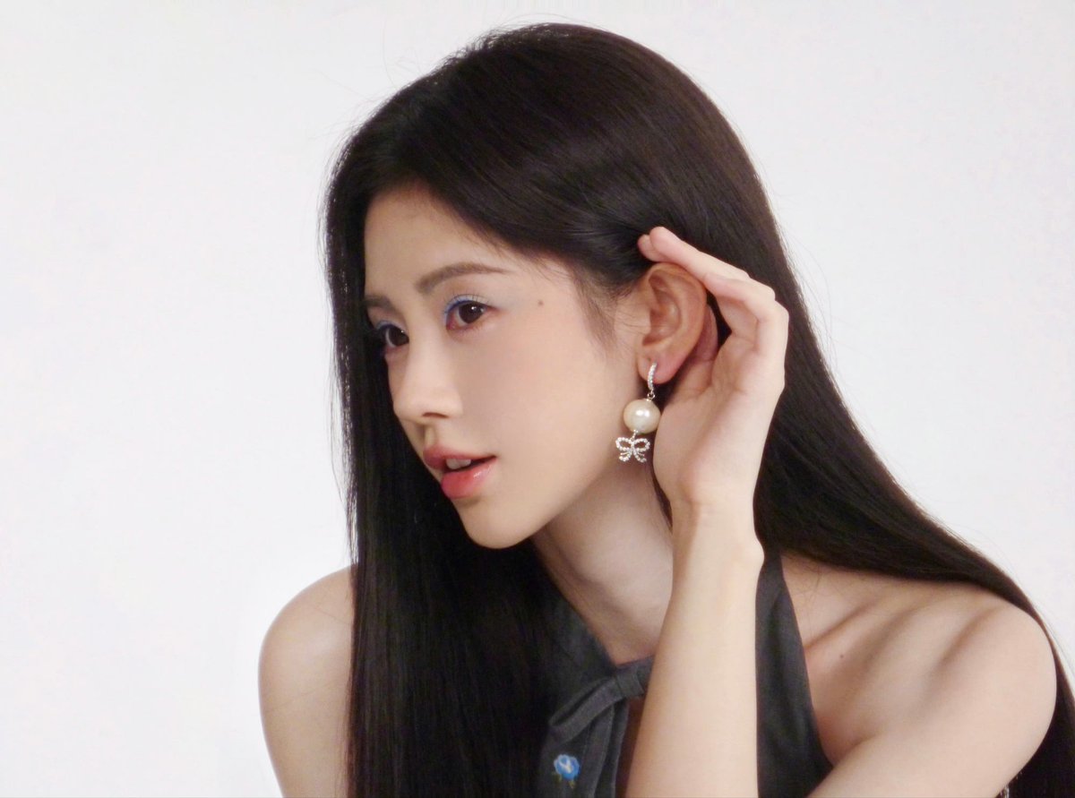 不眨眼挑战，鞠妈是要盯着比么🥵 https://t.co/Cu9t8Rv5Up