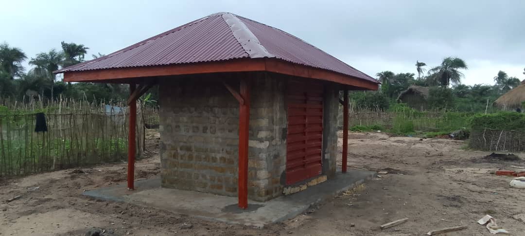 SCISL1999's tweet photo. We’ve built energy-efficient ovens in 4 communities across Pujehun and Bonthe, using 75% less wood for fish smoking. Our project will add 8 more, reducing greenhouse gases and preserving vital mangroves.
#CliimateAction
@JerseyOAC
@ProtectionLeone https://t.co/JF1JAW4e2E