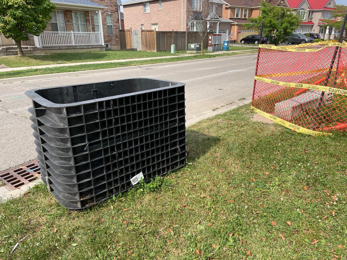 PCarlAnthonyS's tweet photo. @Bell why are U putting  ugly j/black boxes with the new Fibre project in my community #eastwaystreet &amp; #tripplecrown #Brampton #Ontario? Use environmentally friendly #green colour? How did the @regionofpeel approve this ugly colour? Only bottm line counts, eh! Pls fix this ASAP! https://t.co/jX2BbZIbE5