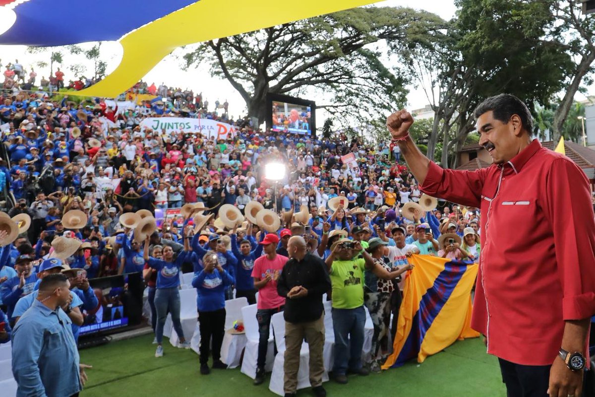 📢¡𝐀𝐬í 𝐥𝐨 𝐃𝐢𝐣𝐨! 🇻🇪
Pdte. <a href="/NicolasMaduro/">Nicolás Maduro</a>: Miraflores es la casa de los campesinos, campesinas, pescadores, pescadoras, la juventud, de los abuelos, la clase obrera, del pueblo de a pie.
#PuebloSonrienteYEnPaz