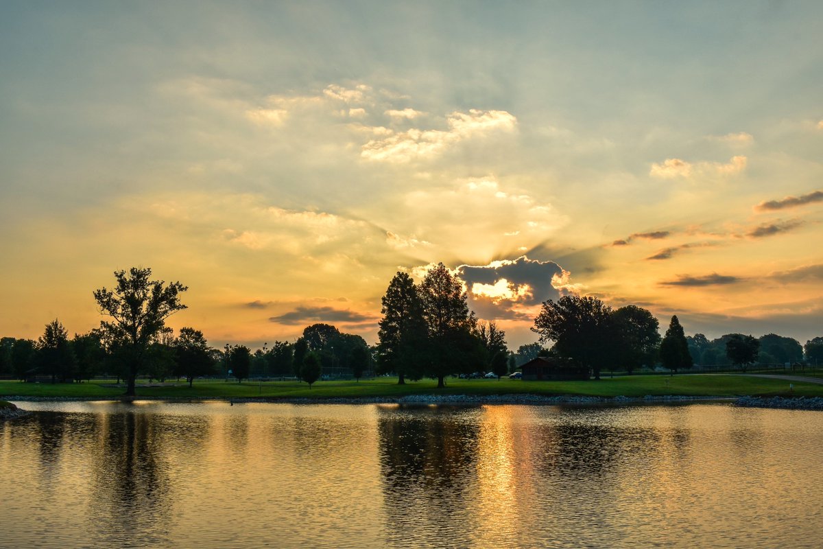 DaviessFiscalCo's tweet photo. The sun shines bright in the old Kentucky home!
#DaviessCounty #Thruston #Kentucky #Sunrise #YellowCreekPark #Bluegrass #Summer https://t.co/A3ryspwtWF