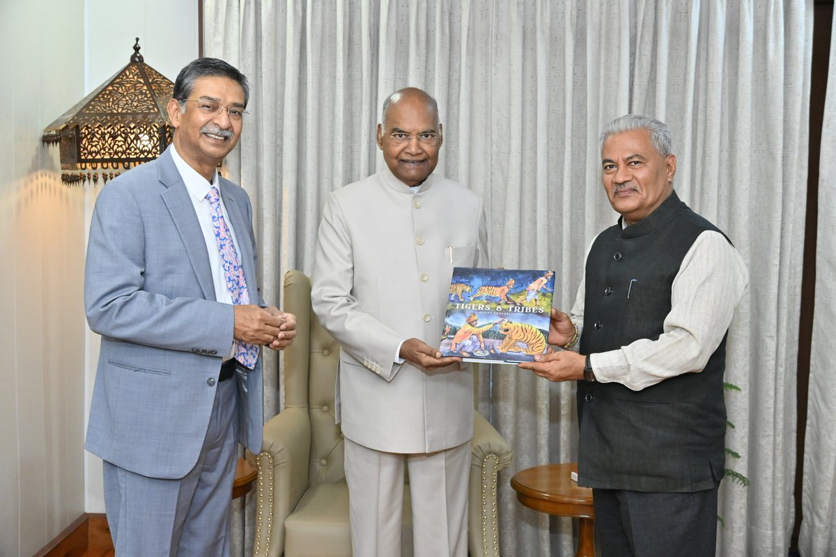 ramnathkovind's tweet photo. Glad to meet Mr. Bharat Lal and Dr. S P Yadav, both retired forest officers, who have been working in the field of environment and conservation.  

They presented a book ‘Tigers and Tribes - A Silent Conversation’. https://t.co/zP51E2GbaC