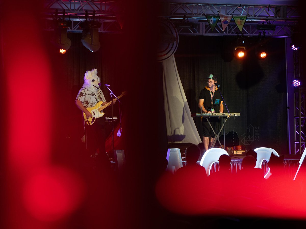 werewolfbfmusic's tweet photo. Security... There's a dog on stage. 😋 #furrymusic #furrycommunity
📸 - @furatron https://t.co/suSfoVY3Jd
