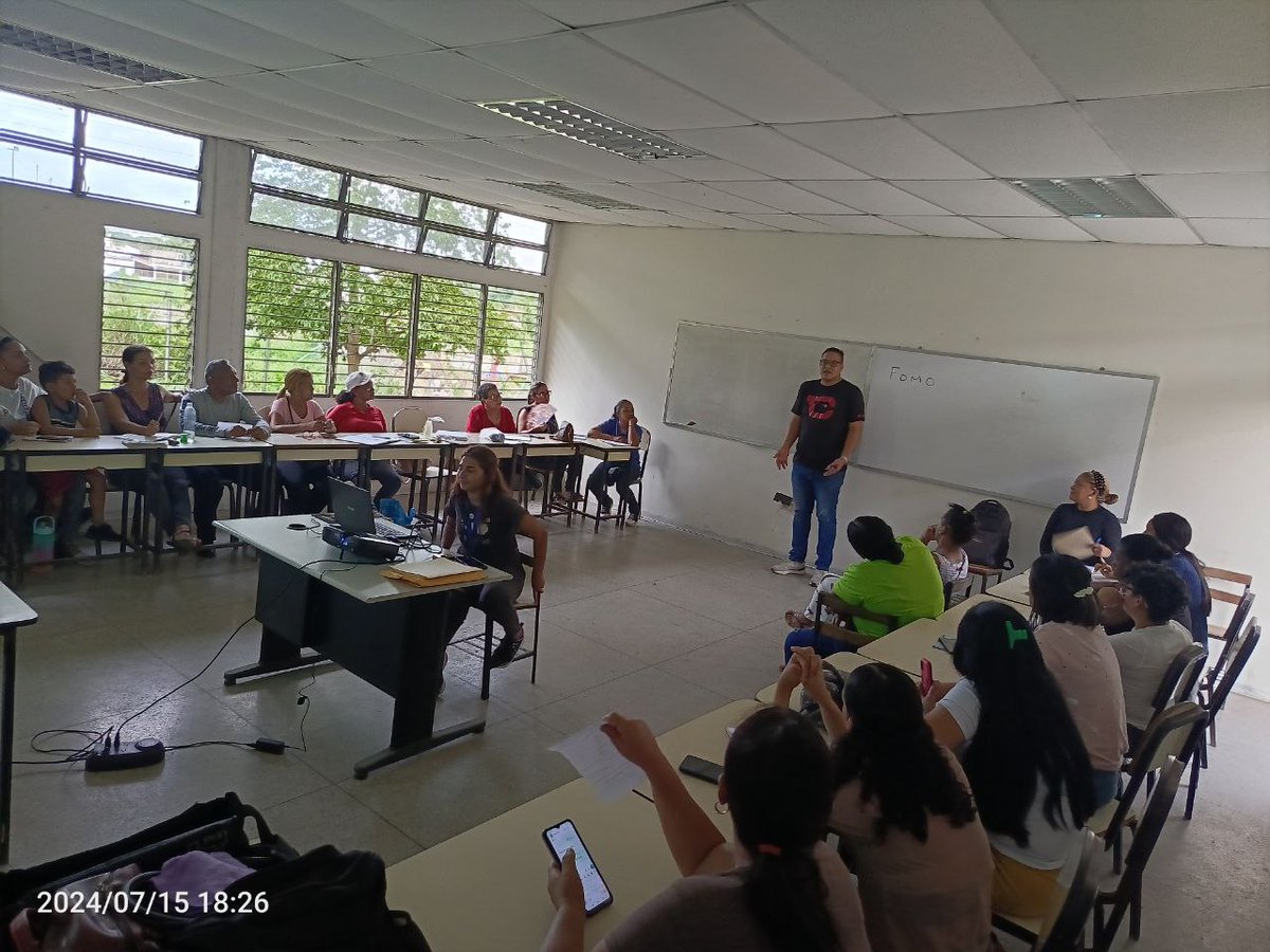 YAR24Us's tweet photo. Con @FormarnosV estuvimos en la comunidad de San José; @Lealeleneo, @Ovie2Ma y @Cesarchirinosya en una tertulia formativa sobre el uso de las redes sociales y su impacto en la sociedad.

#PuebloSonrienteYEnPaz
¡Vamos!
@Gabrielasjr
@LarosaInfove
@InfocentroOce https://t.co/kg4wYX92aR