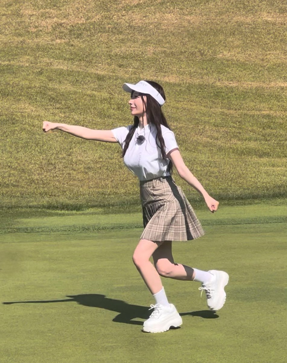 右手でグータッチしにいくと見せかけて
左手でフックかます準備 https://t.co/cmDdBgIds6