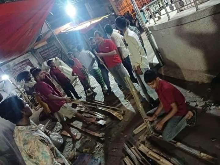 sanjoychakra's tweet photo. No help from police. No protection from Bangladesh army.
In  #Narayanganj district of #Bangladesh Hindu youths are protecting temples in #Deovog area.  
They are in front of the Laxmi-Narayan Temple and Sri Loknath Brahmachari Ashram Temple.    
 From @HinduVoice_in
Remember the radicals are armed and are ready to ki1l for their religion. Hindus of Bangladesh must be fully armed to scare them away. 
No one will come to protect you.