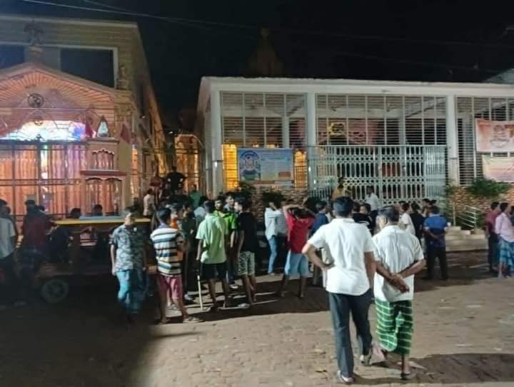 sanjoychakra's tweet photo. No help from police. No protection from Bangladesh army.
In  #Narayanganj district of #Bangladesh Hindu youths are protecting temples in #Deovog area.  
They are in front of the Laxmi-Narayan Temple and Sri Loknath Brahmachari Ashram Temple.    
 From @HinduVoice_in
Remember the radicals are armed and are ready to ki1l for their religion. Hindus of Bangladesh must be fully armed to scare them away. 
No one will come to protect you.